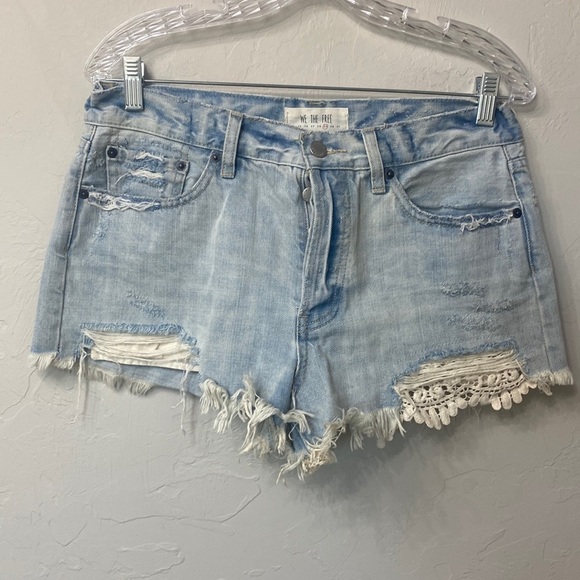 We The Free button fly light wash distressed denim shorts size 29 - Picture 1 of 8